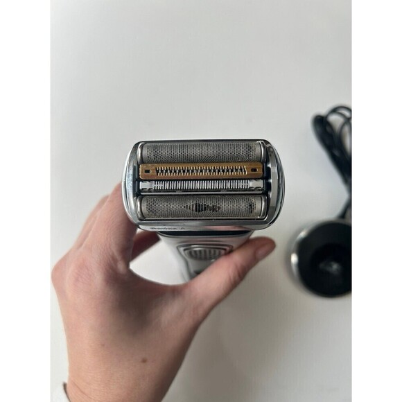 Braun Series 9 9260s Wet+Dry Electric Shaver - Picture 4 of 12